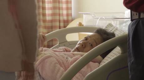 Η γηραιότερη… νέα μητέρα στην Κίνα