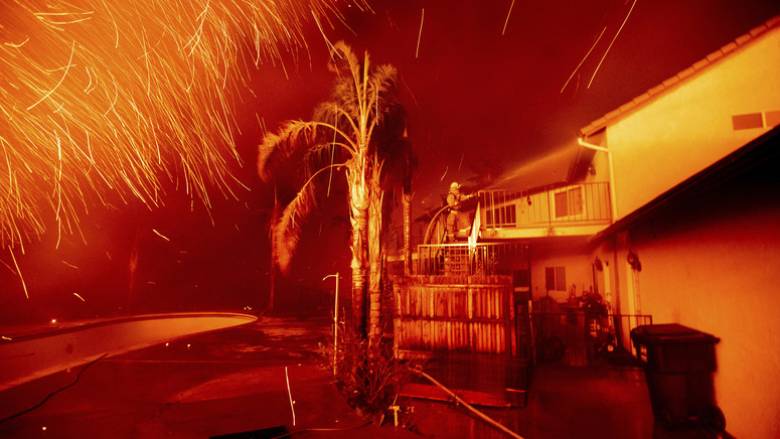 Στις φλόγες η Καλιφόρνια: «Μάχη» σε 12 μέτωπα