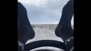 Σάλος στην Κύπρο: Ασυνείδητος νταλικέρης οδηγεί φορτηγό με τα πόδια