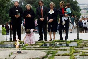 Ιούνιος 2000 - Η μικρή Σίρσα αφήνει ένα τριαντάφυλλο στον τάφο του Ρόμπερτ Κένεντι