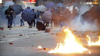Χονγκ Κονγκ: Μολότοφ, τούβλα και δακρυγόνα - Ξανά στους δρόμους χιλιάδες διαδηλωτές