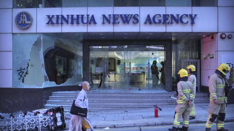 Χονγκ Κονγκ: Βανδαλισμοί στα γραφεία του κινεζικού πρακτορείου ειδήσεων Xinhua