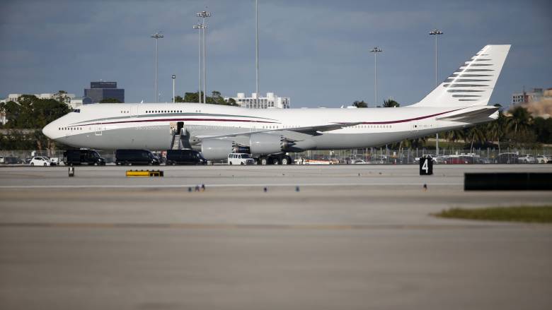 «Ζωγραφιές» στους αιθέρες: Εντυπωσιακό αντίο στα Boeing 747 πάνω από τη Μεσόγειο