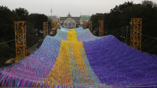 «Πέπλο» ειρήνης πάνω από το Βερολίνο: Ένα έργο τέχνης για τα 30 χρόνια από την πτώση του Τείχους