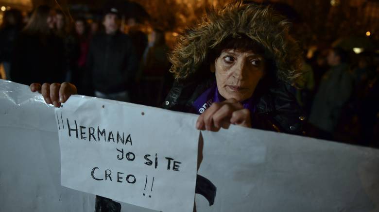 Οργισμένες διαδηλώσεις στην Ισπανία μετά την απαλλαγή νεαρών για το βιασμό ανήλικης
