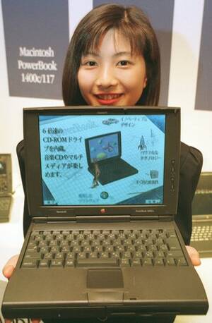 1996, Τόκιο. Ένα μοντέλο επιδεικνύει το τελευταίο μοντέλο της Apple, το Powerbook 1400, κατά τη διάρκεια συνέντευξης Τύπου.