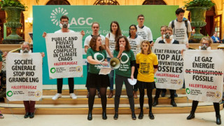 Παρίσι: Καθιστική διαμαρτυρία ακτιβιστών για το κλίμα - Διέκοψαν συνέδριο για την ενέργεια