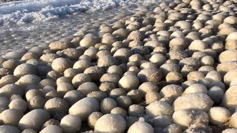 Παράξενα μπαλάκια πάγου κάλυψαν μια ολόκληρη παραλία στη Φινλανδία