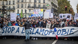 «Σταματήστε κάθε μορφή ρατσισμού»: Χιλιάδες άνθρωποι κατέκλυσαν το Παρίσι ενάντια στην ισλαμοφοβία