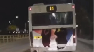 Απίστευτες εικόνες στη Θεσσαλονίκη: Νεαροί κρέμονται από λεωφορείο