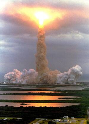 1995, Ακρωτήριο Κανάβεραλ. Το διαστημικό λεωφορείο Ατλαντίς φεύγει προς το διάστημα. Μεταφέρει ανταλλακτικά για το Ρωσικό Διαστημικό Σταθμό MIR.