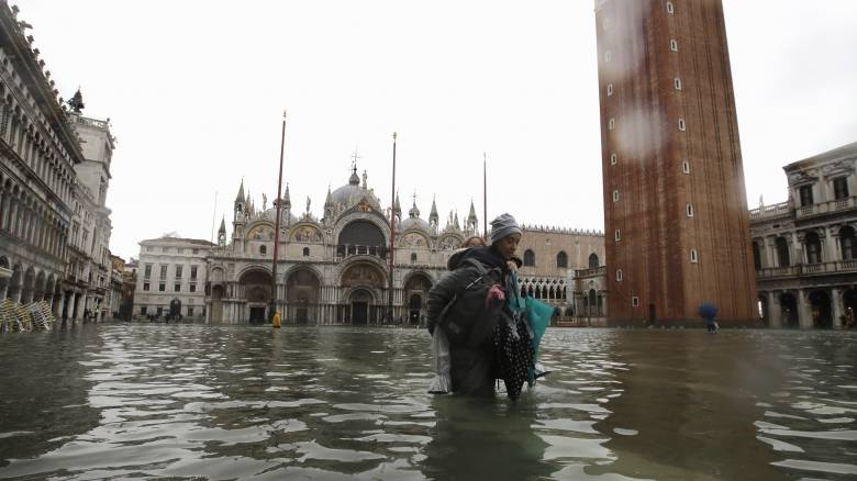 Σφοδρό κύμα κακοκαιρίας πλήττει την Ιταλία – Κάτω από το νερό η Βενετία