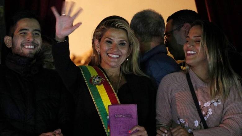 Βολιβία: H γερουσιάστρια της αντιπολίτευσης Τζανίνε Άνιες αυτοανακηρύχθηκε πρόεδρος της χώρας