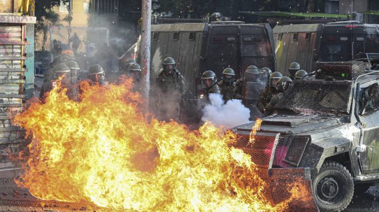 Νέες συγκρούσεις στη Χιλή: Αυξήθηκαν οι νεκροί - Μολότοφ, πέτρες και δακρυγόνα στο Σαντιάγο