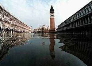 1996, Βενετία. Η πλατεία του Αγίου Μάρκου, πλημμυρισμένη από τα νερά της βροχής. Οι βροχοπτώσεις έφτασαν το 1,1 μέτρο πάνω από τη συνηθισμένη στάθμη του νερού στην πόλη.