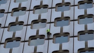 Ο Γάλλος «Spiderman» «ξαναχτύπησε»: Σκαρφάλωσε σε ουρανοξύστη του Παρισιού
