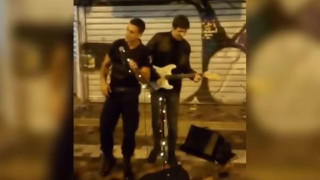 Viral βίντεο: Αστυνομικός στο Μοναστηράκι τραγούδησε μαζί με πλανόδιο μουσικό