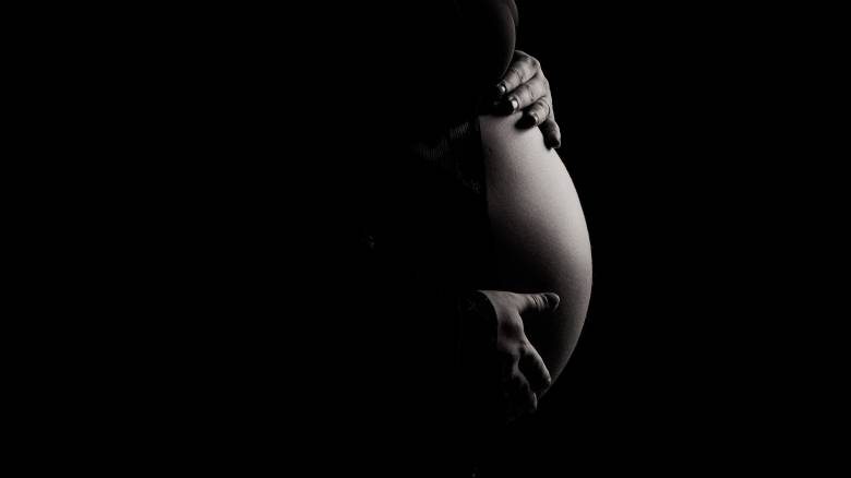Μία στις 16 γυναίκες στην Ελλάδα πέφτει θύμα ενδοοικογενειακής βίας ενώ είναι έγκυος