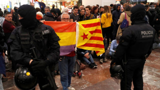 Στον κεντρικό σιδηροδρομικό σταθμό της Βαρκελώνης δεκάδες διαδηλωτές υπέρ της ανεξαρτησίας