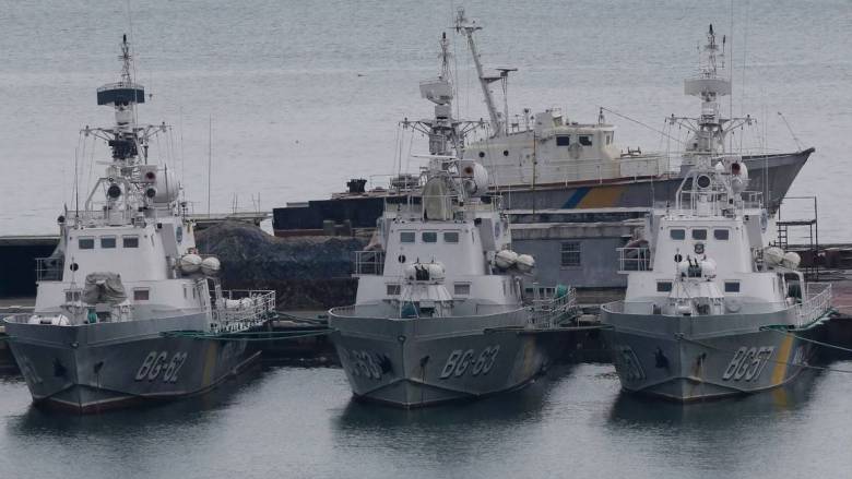 Η Ρωσία επιστρέφει στην Ουκρανία τα τρία πολεμικά πλοία που είχε καταλάβει