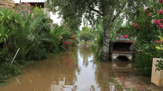 Προβλήματα από την κακοκαιρία: Εγκλωβισμοί, πλημμύρες σπιτιών και δρόμοι «ποτάμια»