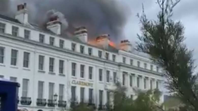 Μεγάλη φωτιά σε ξενοδοχείο στην Αγγλία