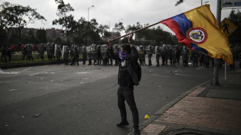 Χάος στην Κολομβία: Μαζικές κινητοποιήσεις κατά του προέδρου Ντούκε και απαγόρευση της κυκλοφορίας