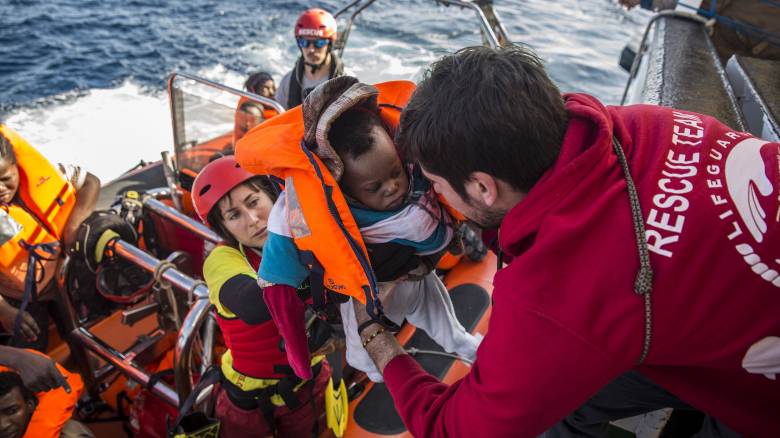 «Θα προτιμούσα να πεθάνω στη θάλασσα από το να επιστρέψω»: Συγκλονίζει διασωθείς μετανάστης