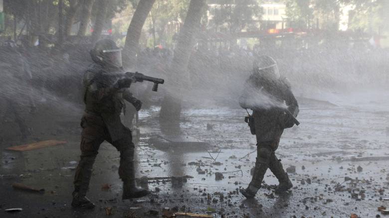 Χιλή: Συνεχίζεται αμείωτη η βία - Συγκρούσεις, λεηλασίες, επιθέσεις σε αστυνομικά τμήματα