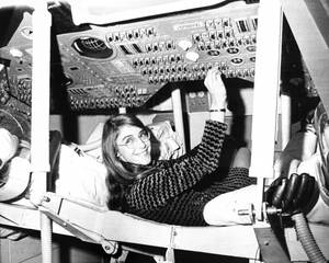 1969, Μασσαχουσέτη. Η μαθηματικός και προγραμματίστρια υπολογιστών Μάργκαρετ Χάμιλτον, του Πανεπιστημίου MIT, κάθεται μπροστά σε έναν προσομοιωτή του κέντρου ελέγχου του διαστημικού προγράμματος Apollo. Η Χάμιλτον είναι επικεφαλής της ομάδας που προγραμμά