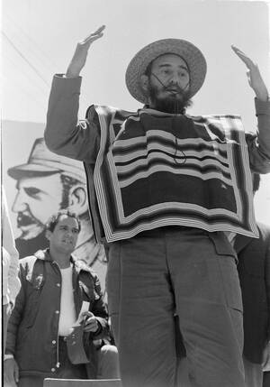 1971, Σαντιάγο. Ο ηγέτης της Κούβας, Φιντέλ Κάστρο, ντυμένος με το παραδοσιακό χιλιανό πόντσο, σε επίσκεψή του στο Σαντιάγο της Χιλής.