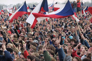 1989, Πράγα. Περισσότεροι από 100,000 άνθρωποι ανταποκρίθηκαν στο κάλεσμα για μια μαζική συγκέντρωση υπέρ της ελευθερίας και της Δημοκρατίας, στο κεντρικό στάδιο της Πράγας. Ο ηγέτης της αντιπολίτευσης, Αλεξάντερ Ντούμπτσεκ ήταν ο κεντρικός ομιλητής της σ
