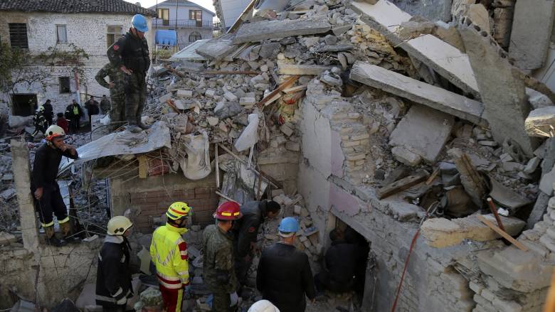 Σεισμός στην Αλβανία: Ηρωικός σκύλος έχει διασώσει τρία άτομα από τα συντρίμμια