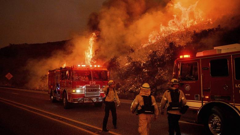 ΗΠΑ: Εκατοντάδες πυροσβέστες στη «μάχη» με τη φωτιά που απειλεί σπίτια τη Σάντα Μπάρμπαρα