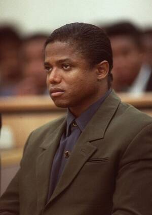 1991, Λος Άντζελες. Ο αδελφός του Μάικλ Τζάκσον, Ράντι, στο δικαστήριο, όπου βρίσκεται κατηγορούμενος για ενδοοικογενειακή βία. Ο Ράντι κατηγορείται ότι επί ένα χρόνο χτυπούσε τη σύζυγό του και τη μόλις δύο ετών κόρη του.