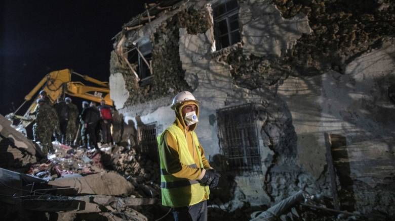 Σεισμός Αλβανία: Ταυτοποιήθηκαν 28 θύματα - Κρίσιμη νύχτα για τον απεγκλωβισμό επιζώντων