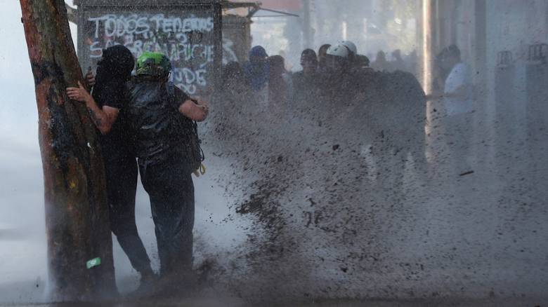 Χιλή: Η βία κλιμακώνεται, το πέσο κατρακυλά και ο Πινιέρα προειδοποιεί για «ανεπανόρθωτη ζημιά»