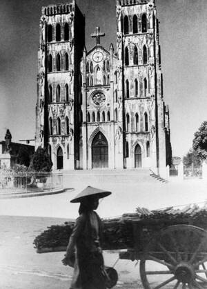 1941, Ανόι. Ένας καθεδρικός ναός, μνημείο της αποικιοκρατίας, στο Ανόι της Ινδοκίνας.