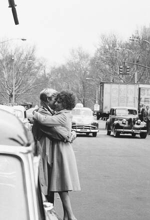 1972, Νέα Υόρκη. Ο Ρόμπερτ Ρέντφορντ και η Μπάρμπαρα Στρέιζαντ γυρίζουν μια σκηνή από την ταινία "Τα Καλύτερά μας Χρόνια" μπροστά από το ξενοδοχείο Plaza της Νέας Υόρκης.