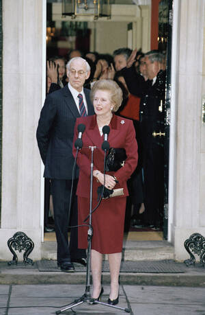 1990, Λονδίνο. Η Μάργκαρετ Θάτσερ και ο σύζυγός της Ντένις βγαίνουν από την κατοικία τους στο Νο 10 της Ντάουνινγκ Στριτ. Η Θάτσερ θα πάει στο παλάτι για να υποβάλει την παραίτησή της στη βασίλισσα, μετά από 11 χρόνια. Τη θέση της θα πάρει ο Τζον Μέιτζορ.