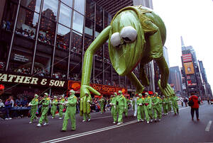 1991, Νέα Υόρκη. Ο Κέρμιτ ο βάτραχος, με λίγο ξεφούσκωτο το κεφάλι του, στην παραδοσιακή παρέλαση των πολυκαταστημάτων Macy's  την ημέρα των Ευχαριστιών.