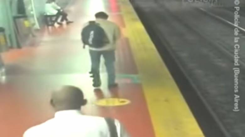 Αργεντινή: Ήταν «κολλημένος» στο κινητό του, δεν πρόσεξε και... έπεσε στις ράγες του μετρό