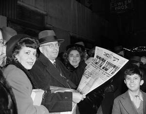 1947, Νέα Υόρκη. Εβραίοι της Νέας Υόρκης διαβάζουν σε μια εβραϊκή εφημερίδα την είδηση της απόφασης του ΟΗΕ να διχοτομηθεί η Παλαιστίνη και να δημιουργηθεί κράτος του Ισραήλ.