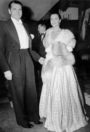 1948, Λονδίνο. Ο Σερ Λόρενς Ολιβιέ και η σύζυγός του, Βίβιαν Λι, φτάνουν στο θέατρο Empire για να παρακολουθήσουν κινηματογραφική πρεμιέρα.