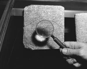1952, Ιράκ. Μια ανασκαφή φέρνει στο φως αρχαίες Σουμεριανές πλάκες, με σφηνοειδή γραφή, οι οποίες δημιουργήθηκαν πριν από 3.800 χρόνια. Οι πλάκες ανακαλύφθηκαν κοντά στη Νιπούρ του Ιράκ από τον Ντόναλντ ΜακΚάουν του Πανεπιστημίου του Σικάγο και είναι γνωσ