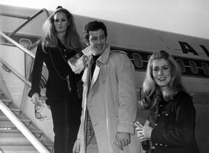 1968, Παρίσι. Η ηθοποιός Ούρσουλα Άντρες, ο Γάλλος σταρ του κινηματογράφου Ζαν Πολ Μπελμποντό και η Κατρίν Ντενέβ, αναχωρούν από το αεροδρόμιο Ιρλί του Παρισιού με προορισμό τα νησιά Ρεουνιόν στον Ινδικό Ωκεανό, όπου θα γυρίσουν την ταινία "The Mississipp