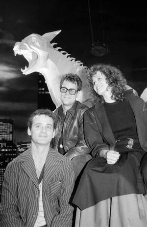 1983, Μπέρμπανκ. Οι σταρ της ταινίας “Ghostbusters”, Μπιλ Μάρεϊ, Νταν Ακρόιντ και Ζιγκούρνεϊ Γουίβερ ποζάρουν για το φακό με φόντο μέρος του σετ της ταινίας, το οποίο κόστισε πάνω από ένα εκατομμύριο ευρώ.