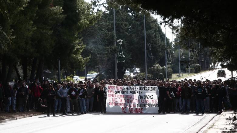 Κλειστή η λεωφόρος Ποσειδώνος στο Καβούρι λόγω συγκέντρωσης φοιτητών