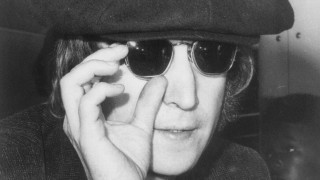Τα γυαλιά του Τζον Λένον και άλλα αντικείμενα των Beatles σε δημοπρασία