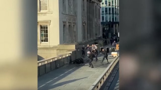 Γέφυρα του Λονδίνου: Σοκαριστικό βίντεο από την στιγμή που η αστυνομία πυροβολεί τον δράστη